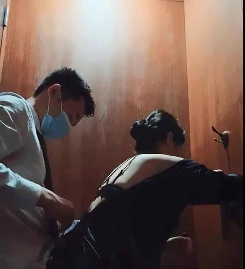 佛山售楼部经理潜规则多位女下属视频曝光，厕所试衣间为爱鼓掌