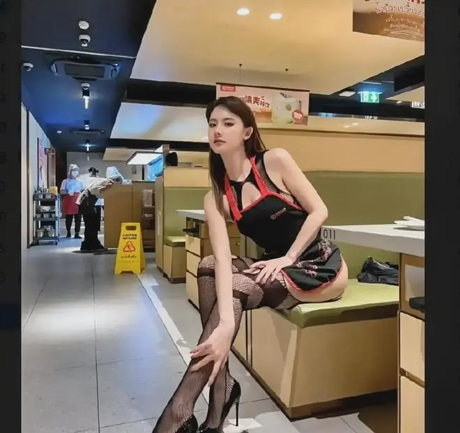 人气网红阿朱海底捞不雅视频照片事件，吃海底捞成抖音热搜