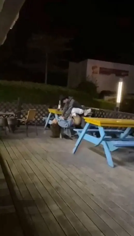 福建厦门RUO'S便利店门口，某男子当众醉酒女无人阻止