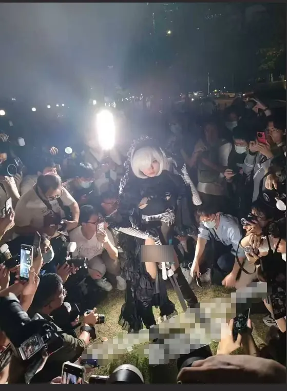 广州萤火虫漫展乱象事件视频，主角黑色修女正面照片