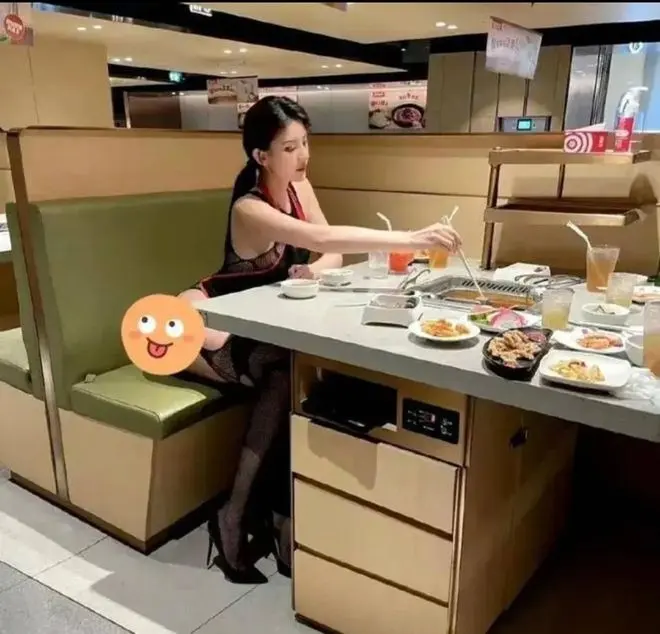 人气网红阿朱海底捞不雅视频照片事件，吃海底捞成抖音热搜