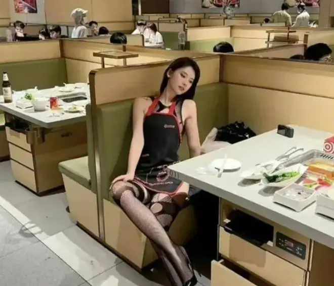 人气网红阿朱海底捞不雅视频照片事件，吃海底捞成抖音热搜