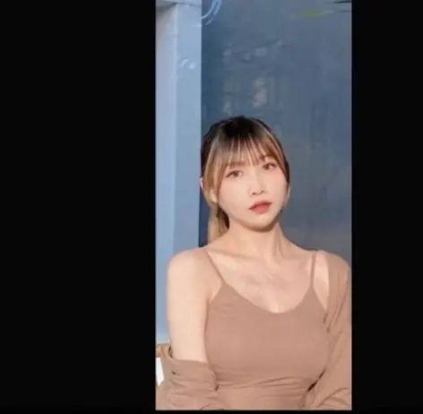 玩偶姐姐hongkongdoll真实身份被曝，露脸照两周年特别计划jk