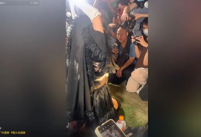 广州萤火虫漫展乱象事件视频，主角黑色修女正面照片