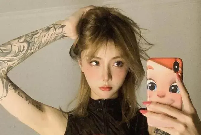 抖音千万粉丝女网红”是阿朱呀”泰国海底捞的瓜