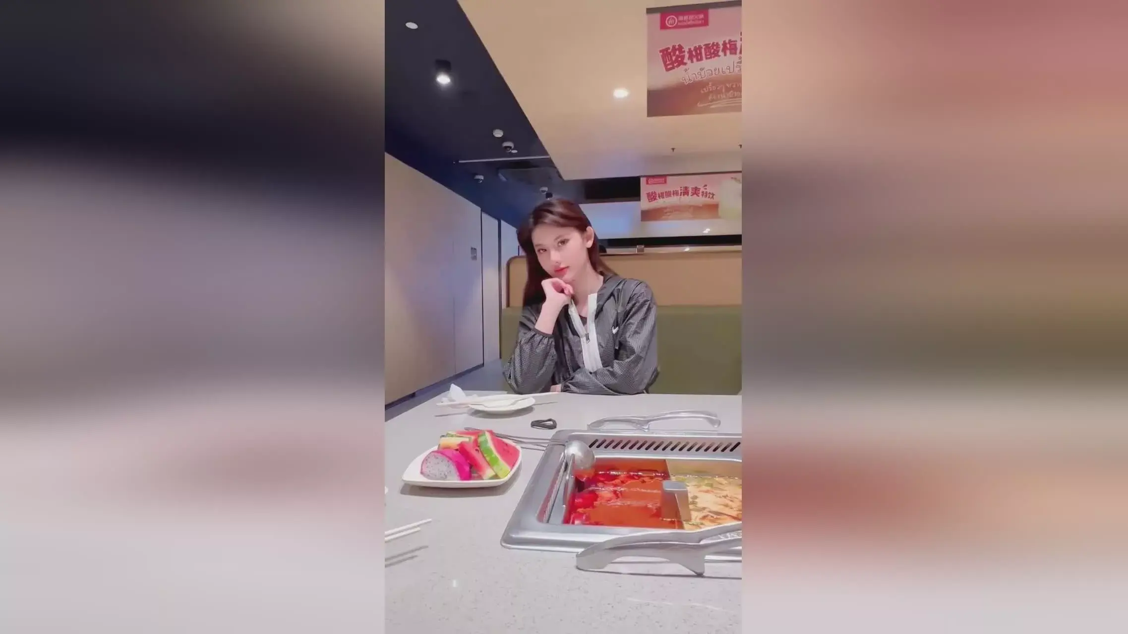 抖音千万粉丝女网红”是阿朱呀”泰国海底捞的瓜