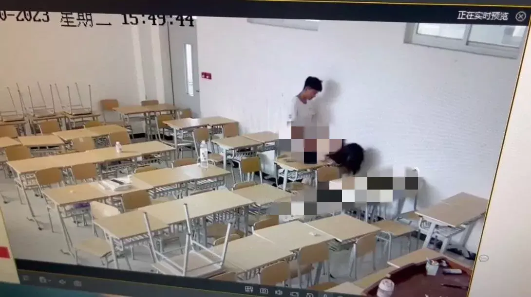 山东某学院情侣教室门事件，1分04秒完整视频的瓜又来了！