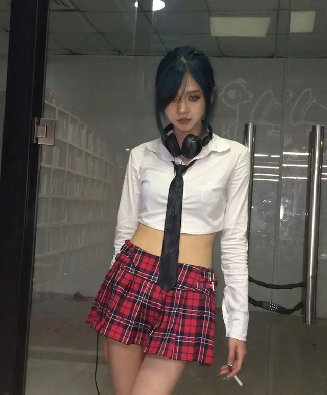 井川里予从纯欲风到哥特少女，不急于变现 她只是在筛选粉丝