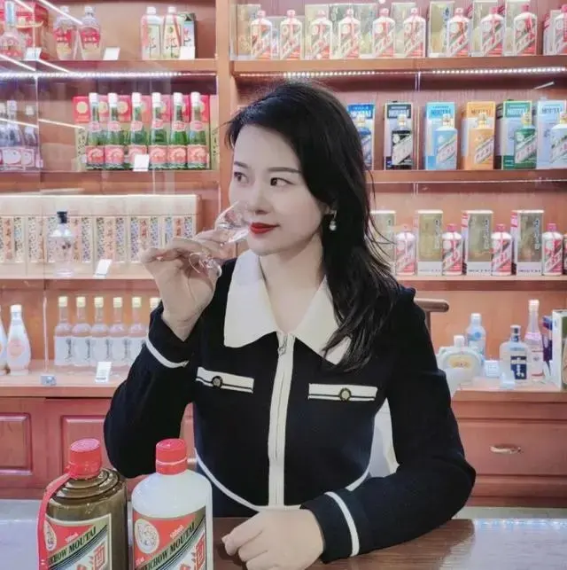 南京高校副书记与已婚人妻在宾馆开房5小时，出来时女方双腿发软