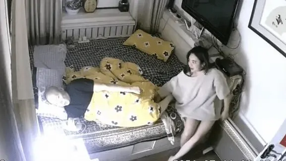 湖北一家庭卧室摄像头视频泄露，父女门事件在线吃瓜
