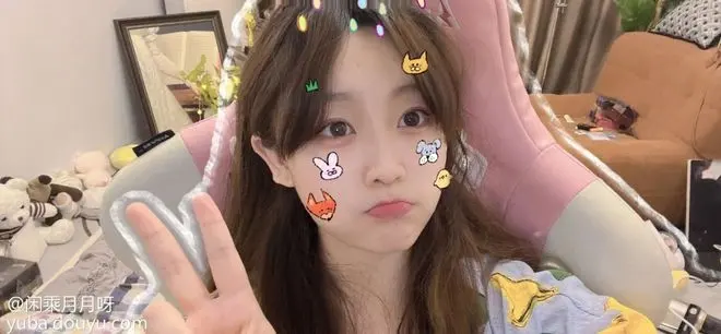 美女主播闲乘月月呀直播狂秀2A风景区，遭超管警告收敛