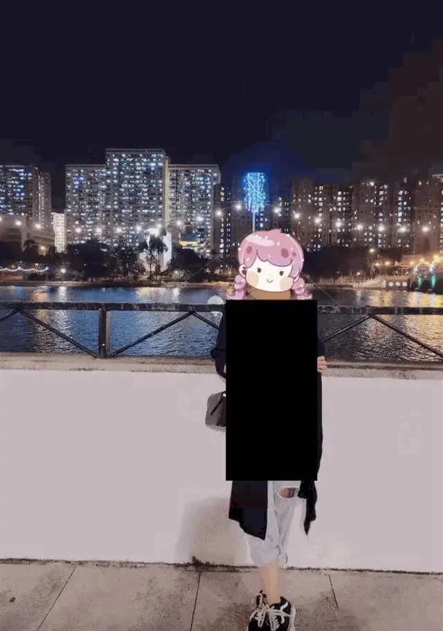 香港40岁辣妈晒照片视频引热议，公共场所拍120多张照片56分钟视频！