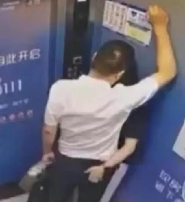 南京高校副书记与已婚人妻在宾馆开房5小时，出来时女方双腿发软