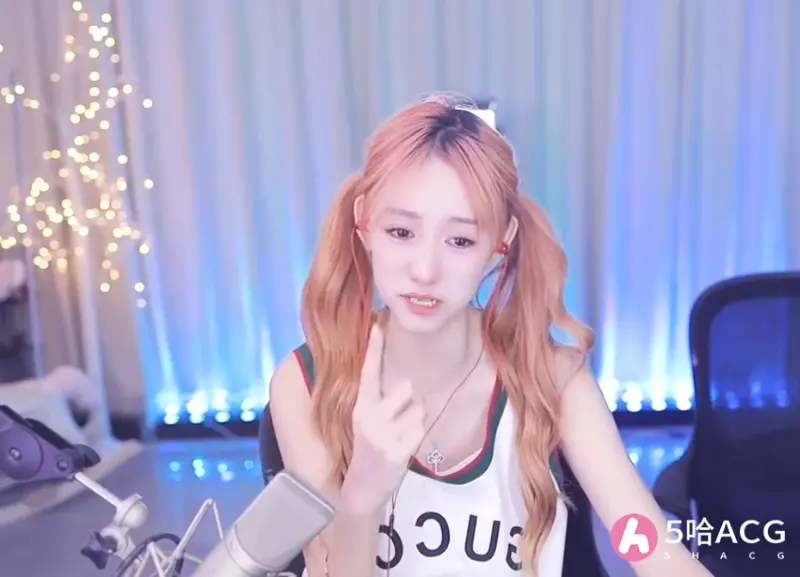 斗鱼南波儿哭诉亏本直播，存款不足1万，还要和丑男做CP