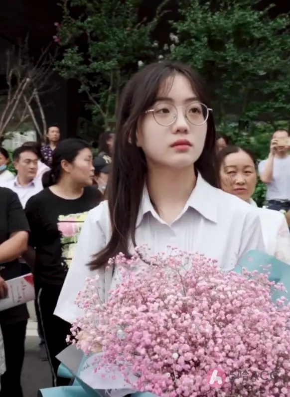 高考送花女孩三水哒哒哒被爆黑料视频,5000块呆了三天三夜!