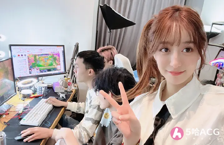 斗鱼南波儿哭诉亏本直播，存款不足1万，还要和丑男做CP