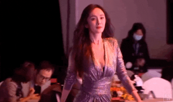 大幂幂来回抖动是什么意思，杨幂胸前抖动图片动图GIF