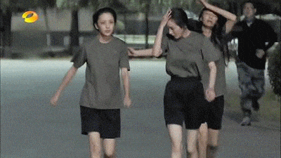 大幂幂来回抖动是什么意思，杨幂胸前抖动图片动图GIF