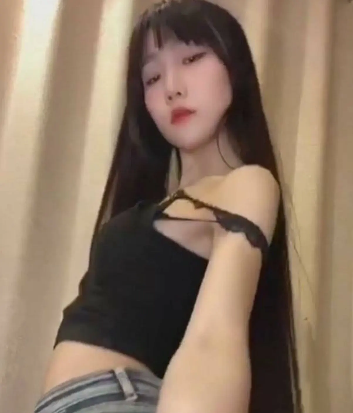 TikTok网红八月未央42套私人定制小视频是什么内容