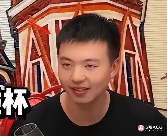 网红聂小雨与富二代奔现，主动紧贴接触惹男子尴尬