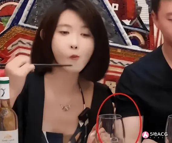 网红聂小雨与富二代奔现，主动紧贴接触惹男子尴尬