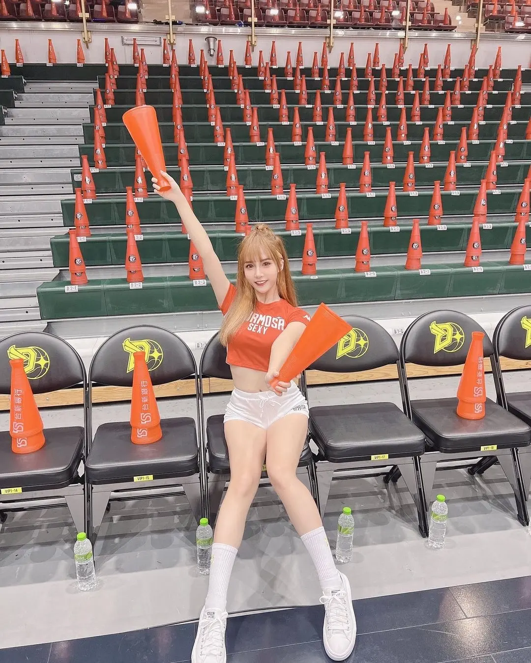 台中太阳啦啦队队长牛奶照片，人如其名真白！