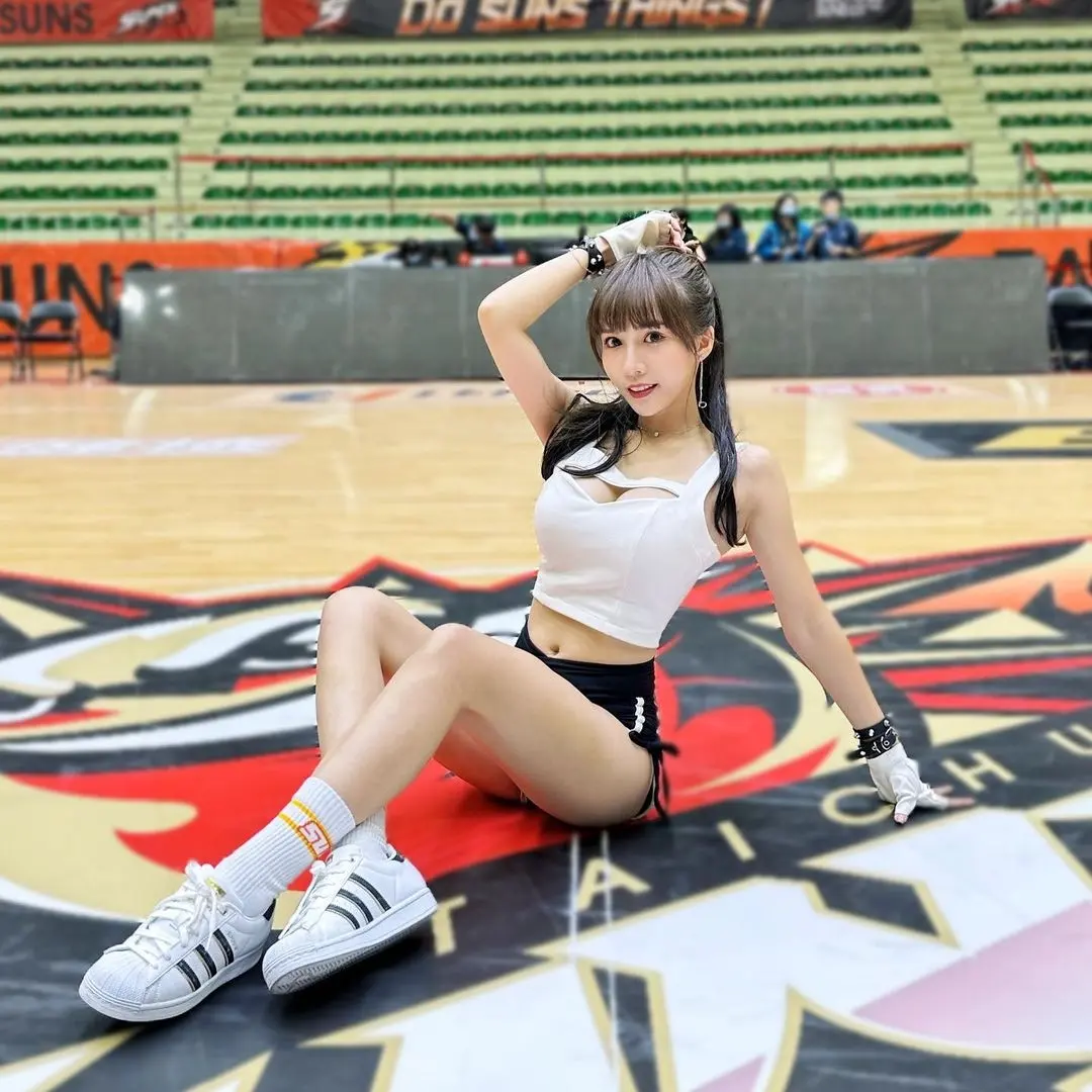 台中太阳啦啦队队长牛奶照片，人如其名真白！