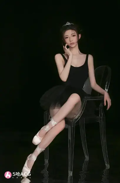 抖音网红黎允熙baby的瓜，紫色氛围灯视频 这身材雀氏阔以