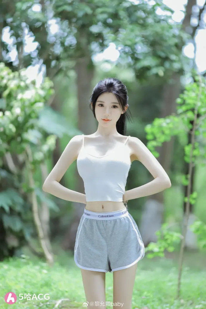 抖音网红黎允熙baby的瓜，紫色氛围灯视频 这身材雀氏阔以