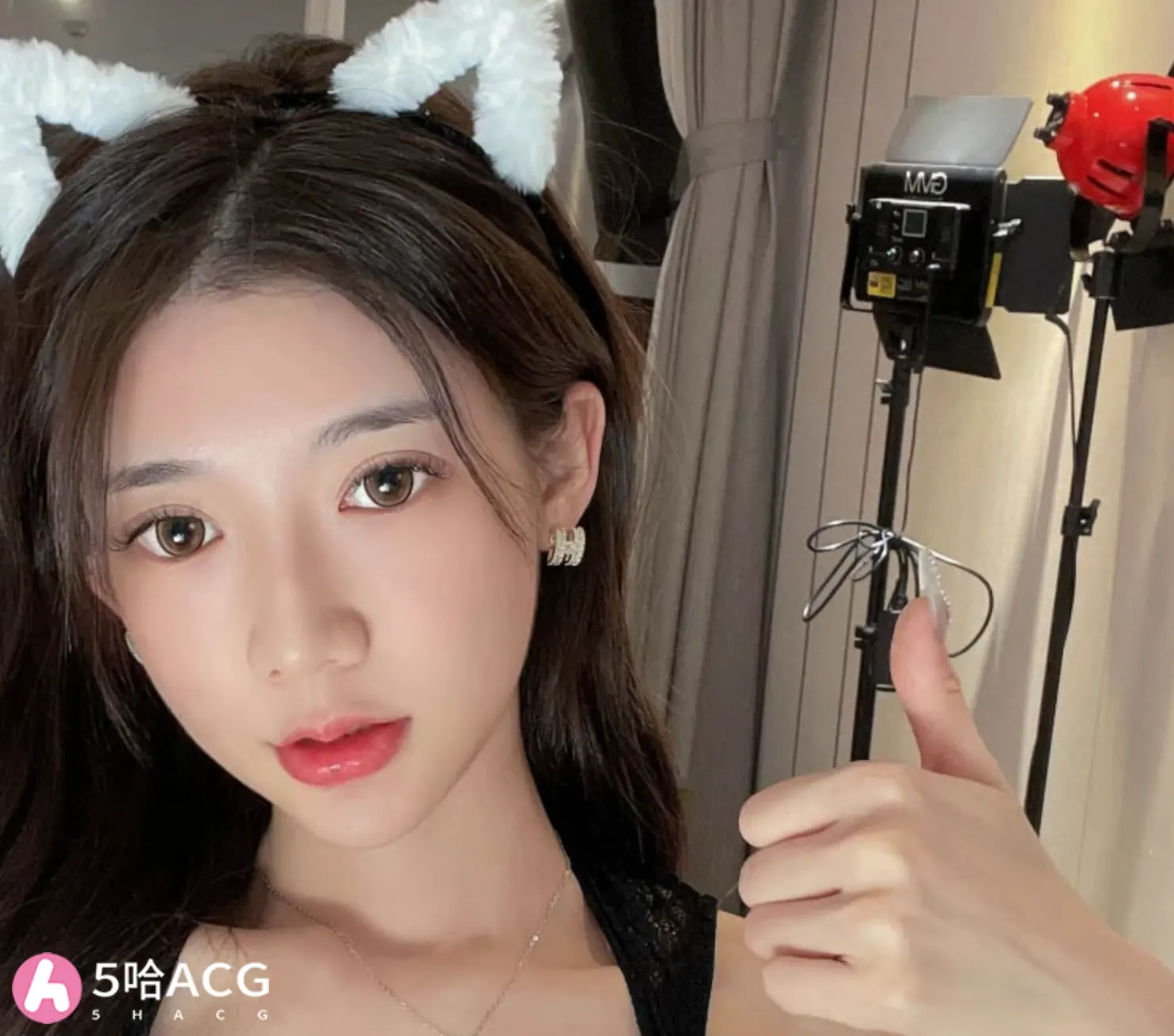 抖音网红黎允熙baby的瓜，紫色氛围灯视频 这身材雀氏阔以