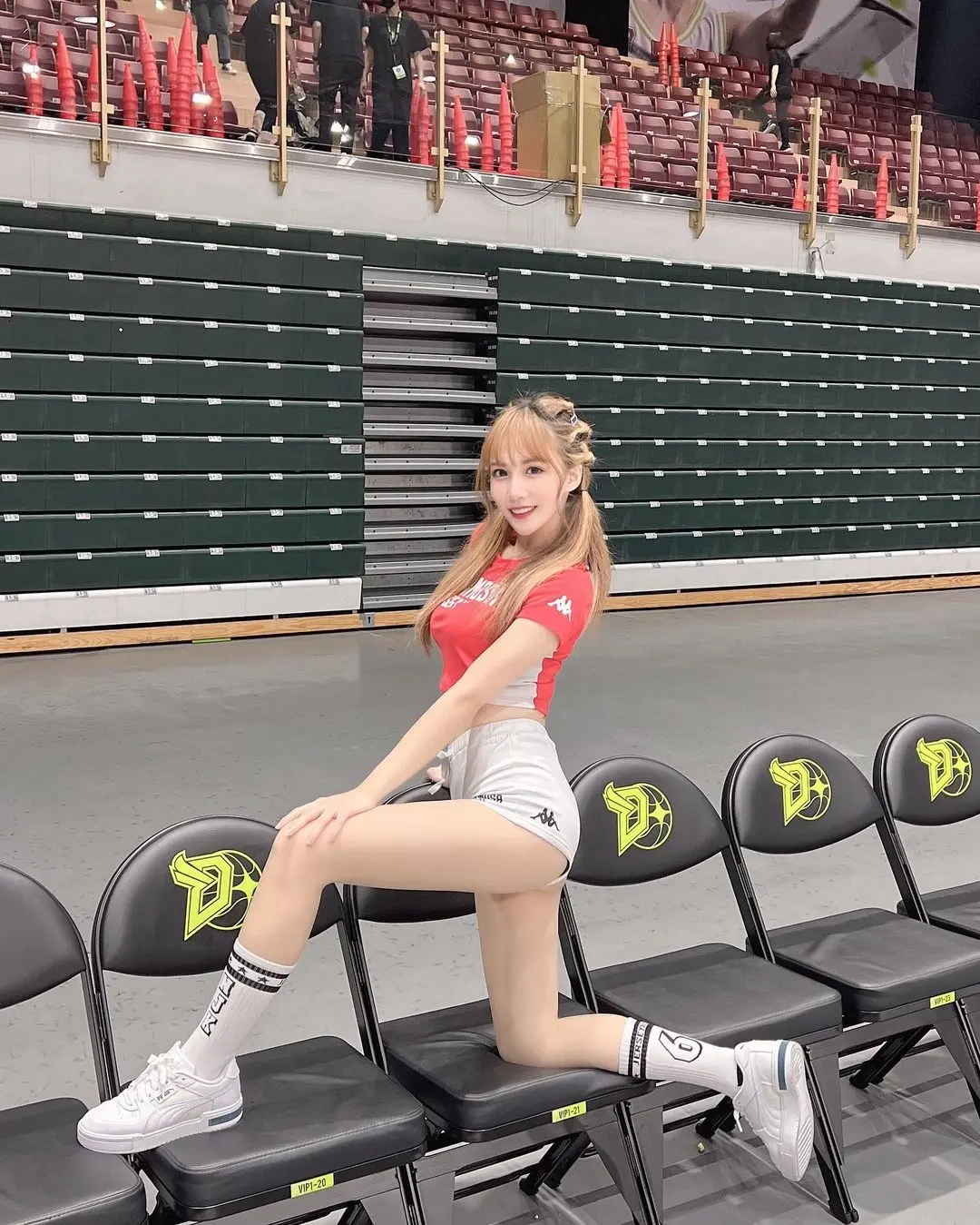 台中太阳啦啦队队长牛奶照片，人如其名真白！