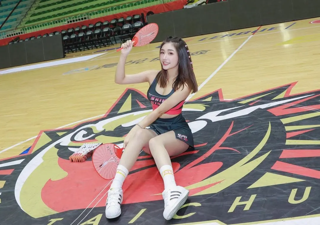 台中太阳啦啦队员照片——其其兒