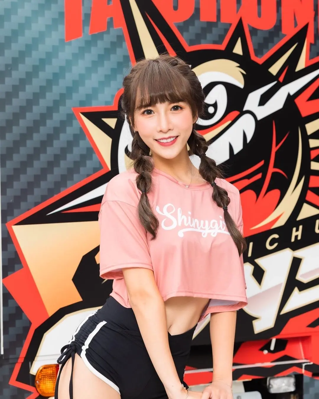 台中太阳啦啦队队长牛奶照片，人如其名真白！