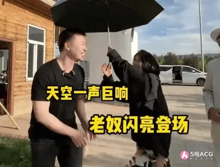 网红聂小雨与富二代奔现，主动紧贴接触惹男子尴尬