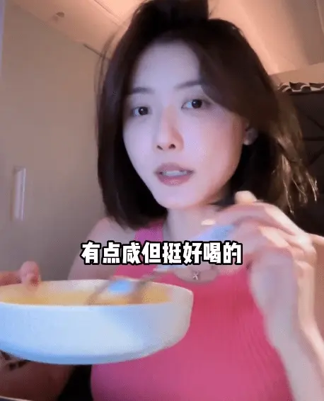 网红聂小雨穿挂脖连衣裙又火了，细心网友发现丝袜破洞