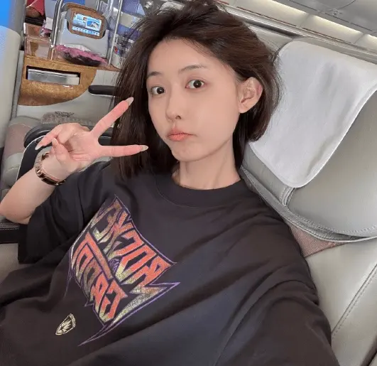 网红聂小雨穿挂脖连衣裙又火了，细心网友发现丝袜破洞