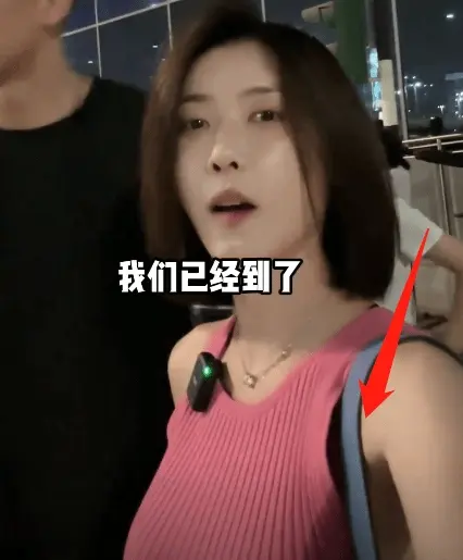 网红聂小雨穿挂脖连衣裙又火了，细心网友发现丝袜破洞