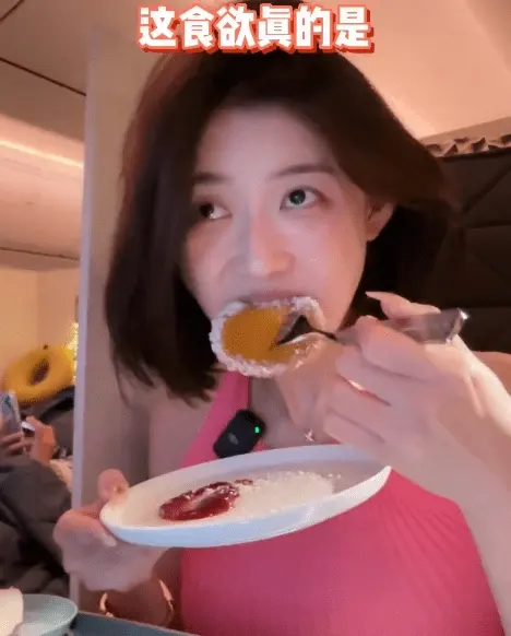 网红聂小雨穿挂脖连衣裙又火了，细心网友发现丝袜破洞