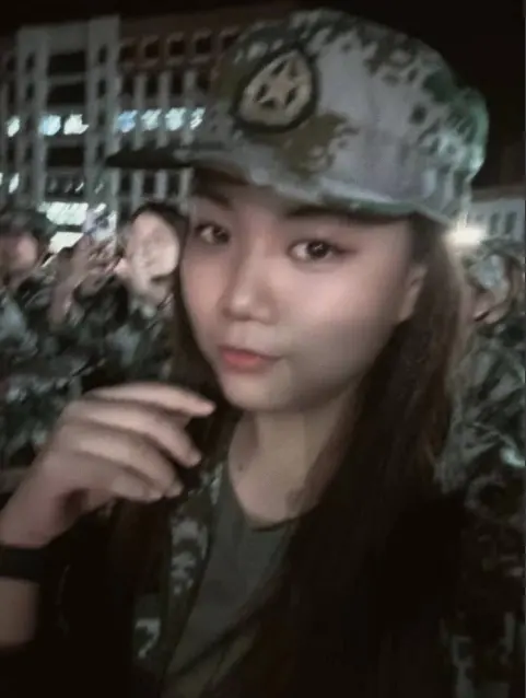 女大学生军训跳舞正面视频曝光，吊带姐真实生活照与4分18秒视频流出