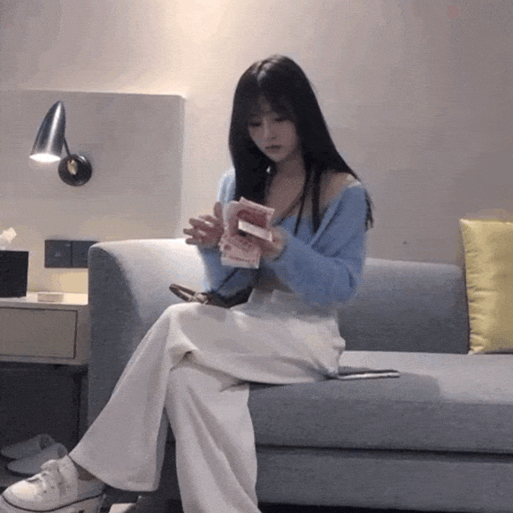 继蓝色战衣后又一粉色少女小姐姐，眼睛里有小星星