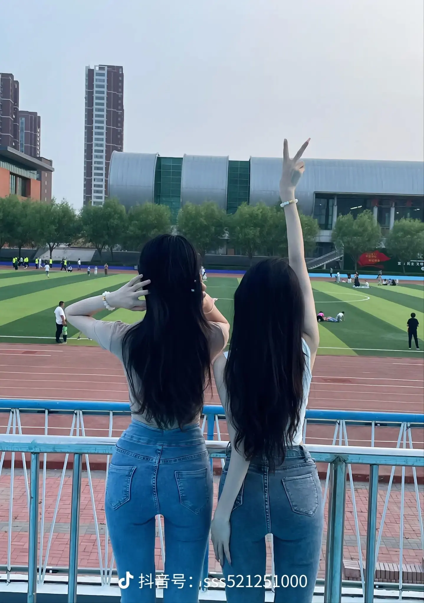 抖音路虎代言人秀儿和妹妹的瓜