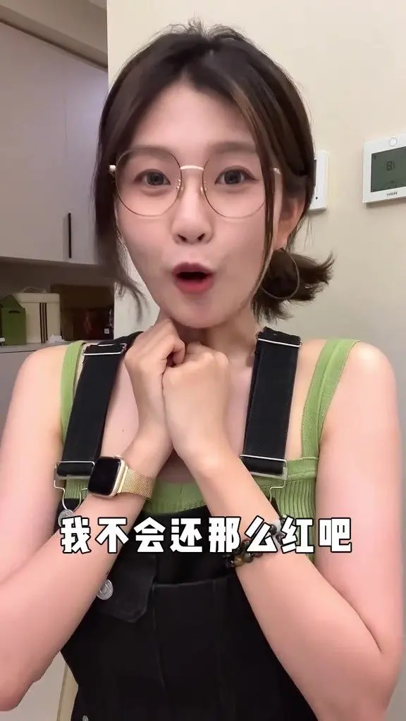 天府机场哦吼小闪电被叫奶盖姐，奶盖姐赶飞机社死瞬间图