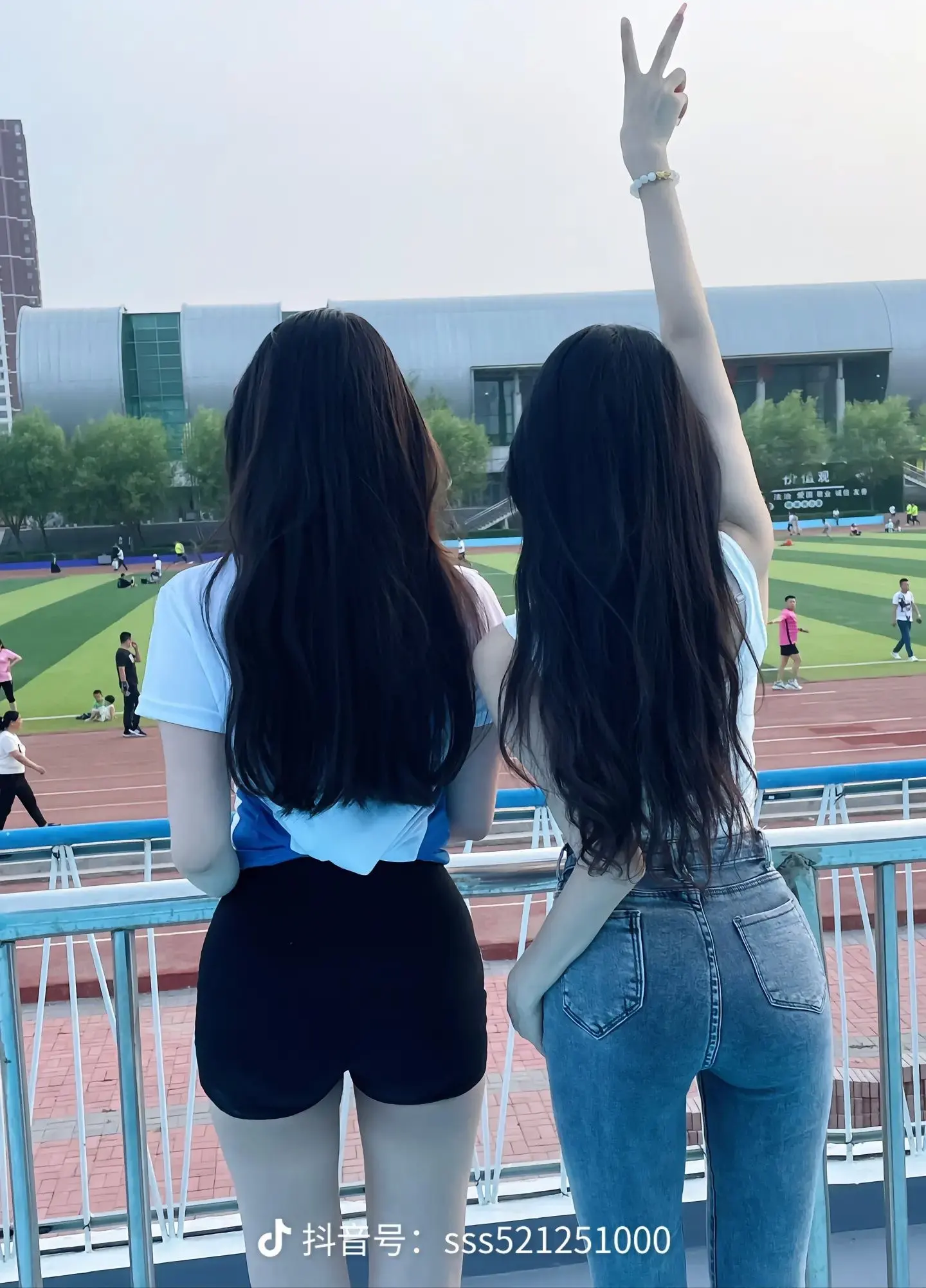 抖音路虎代言人秀儿和妹妹的瓜