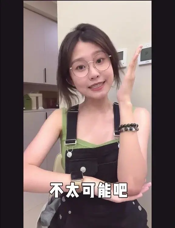 天府机场哦吼小闪电被叫奶盖姐，奶盖姐赶飞机社死瞬间图