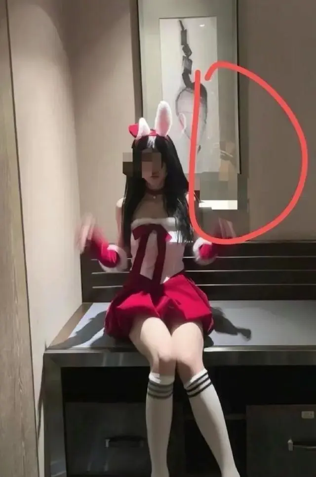 网红变态鸡大人镜子事件画框反射视频，一觉醒来上热门了