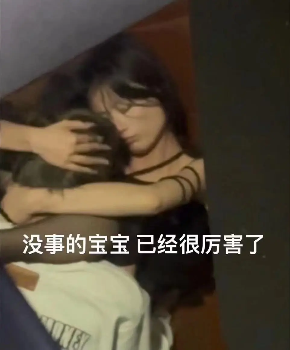 福州bgm酒吧楼道大瓜！黑丝美女现场秀全程视频流出