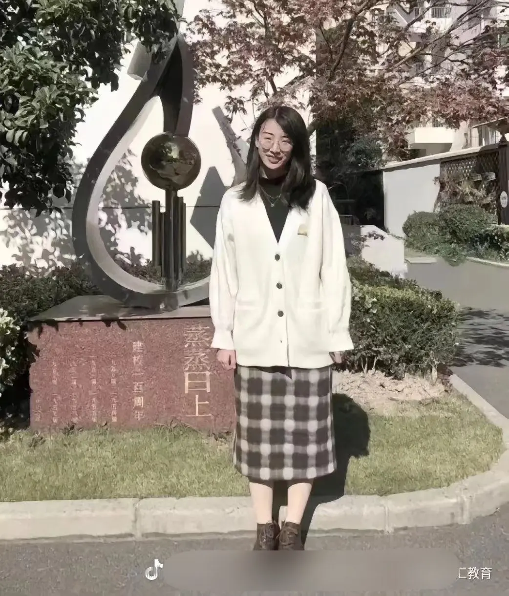 上海女老师和高一男生吃瓜视频流出，被丈夫举报聊天记录曝光