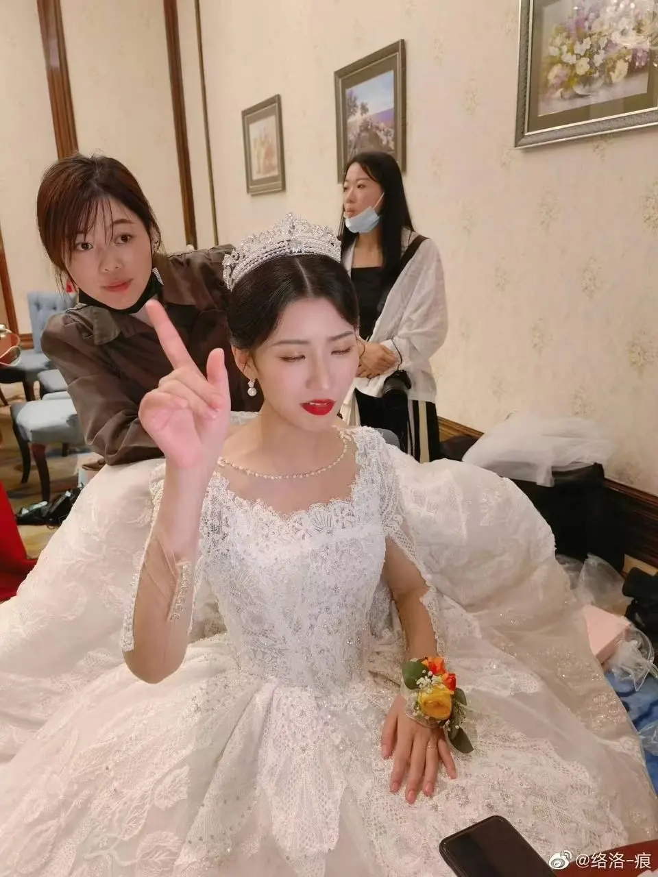 上海女老师和高一男生吃瓜视频流出，被丈夫举报聊天记录曝光