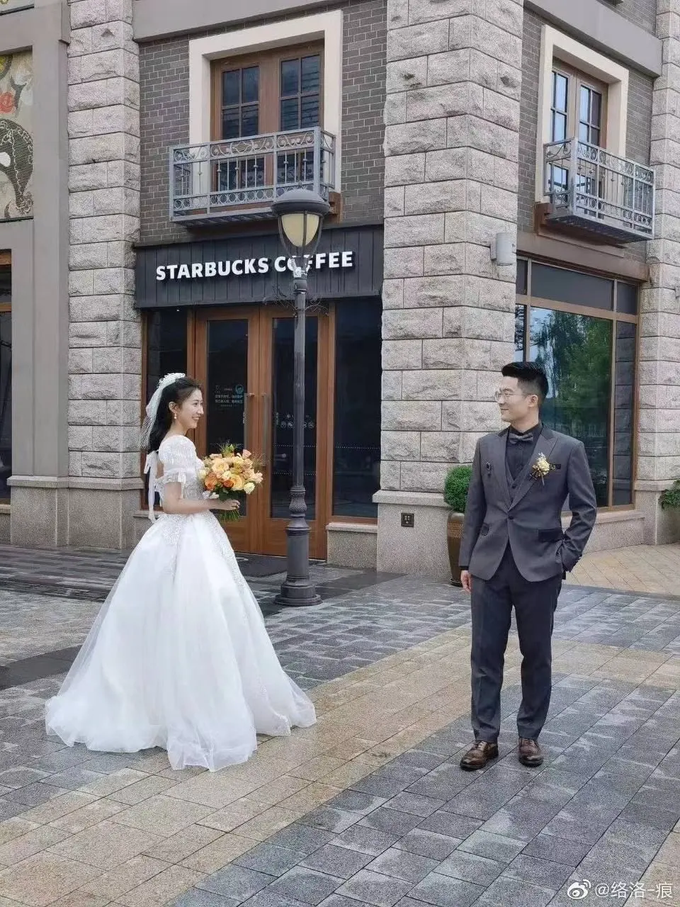 上海女老师和高一男生吃瓜视频流出，被丈夫举报聊天记录曝光