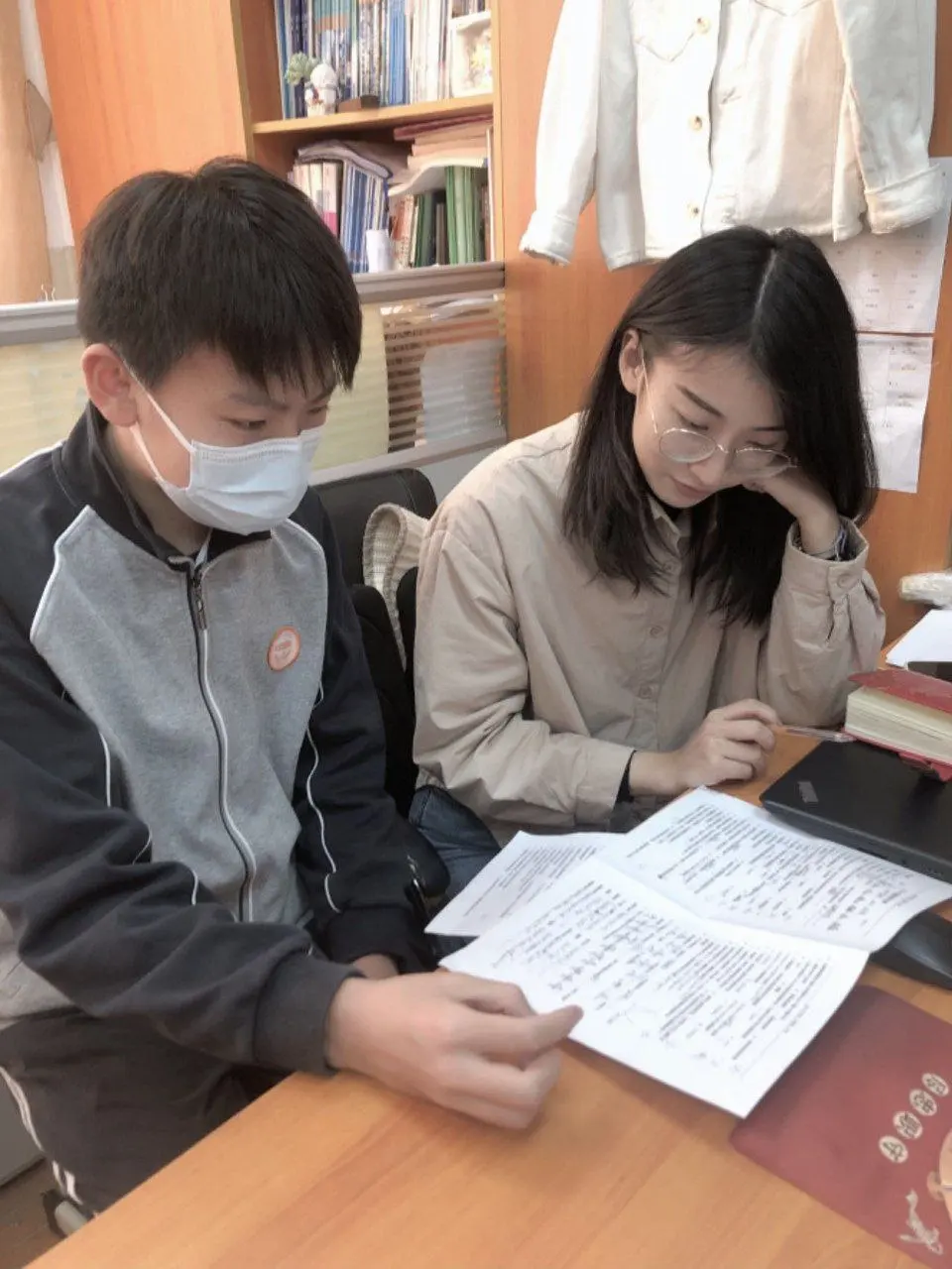 上海女老师和高一男生吃瓜视频流出，被丈夫举报聊天记录曝光